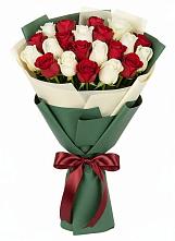 Букет Микс из красных и белых роз в Чемодановке