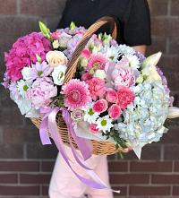 Цветочная композиция из Розы, Хризантемы, Пионы и Лизиантусы в корзине в Чемодановке
