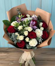Букет цветов из:  Розы и Альстромерии #REPLACE_PRED# Чемодановке