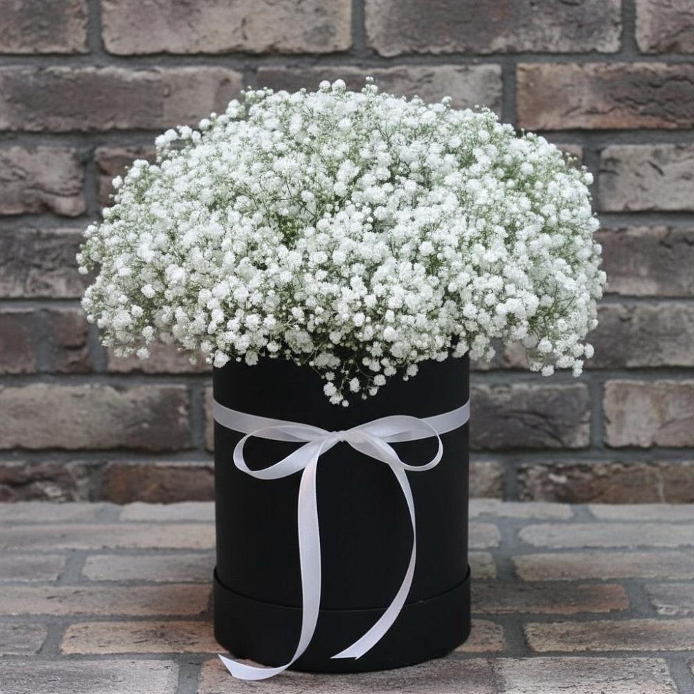 Цветочная композиция из Гипсофила в шляпной коробке в Чемодановке