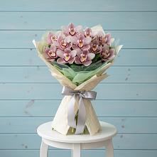 Букет цветов из:  Орхидеи и Розы #REPLACE_PRED# Чемодановке