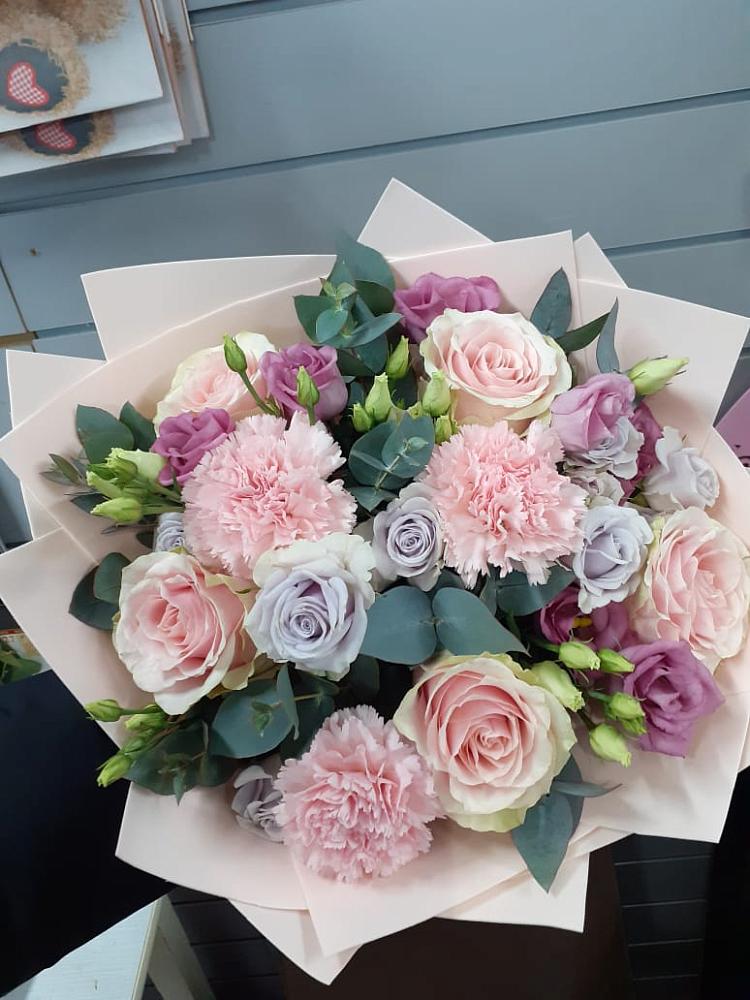 Букет цветов из: Розы, Гвоздики и Лизиантусы в Чемодановке